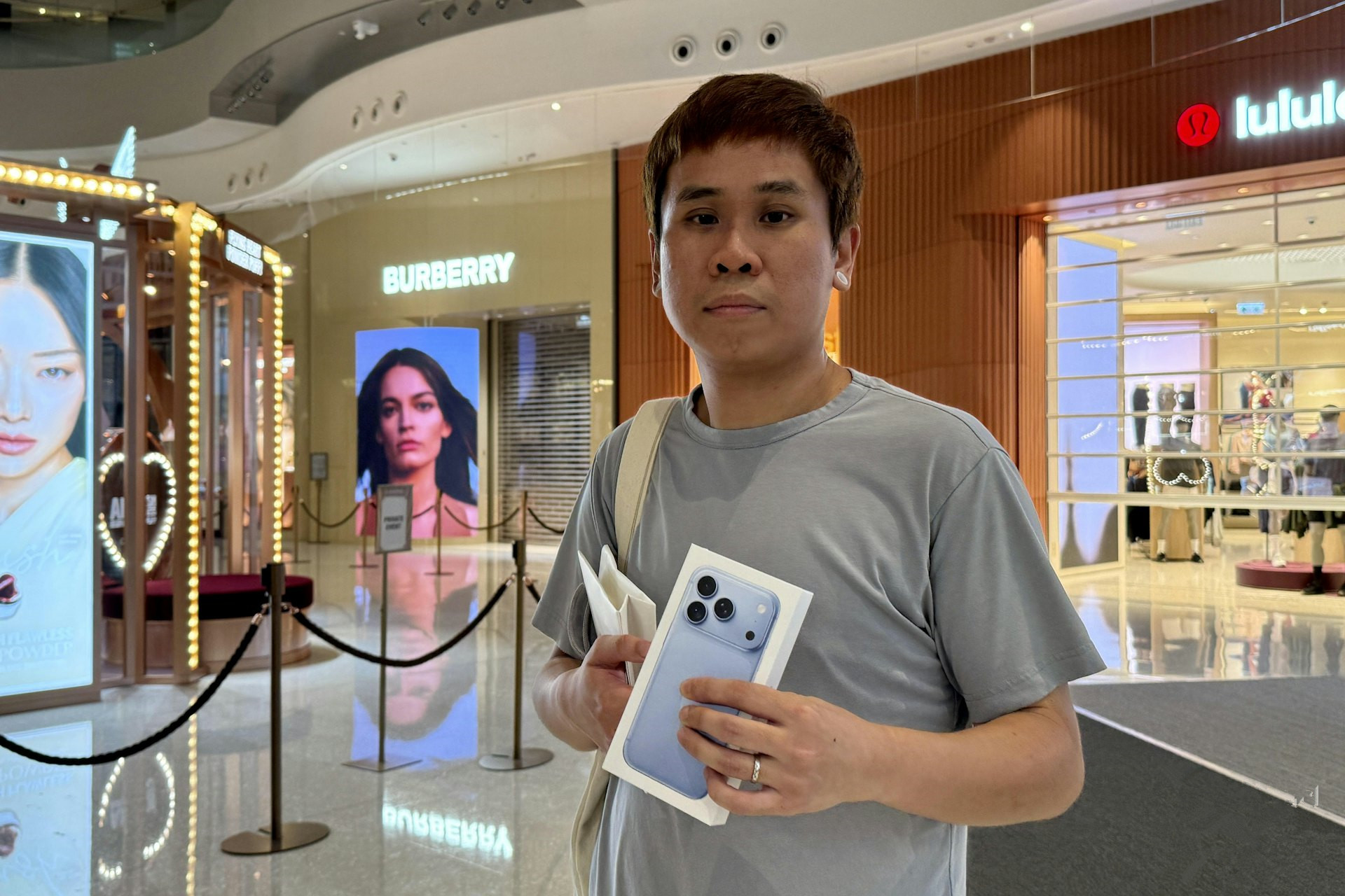 果迷凌晨排隊等iPhone18開售-有人搶購10部料賺逾2萬元