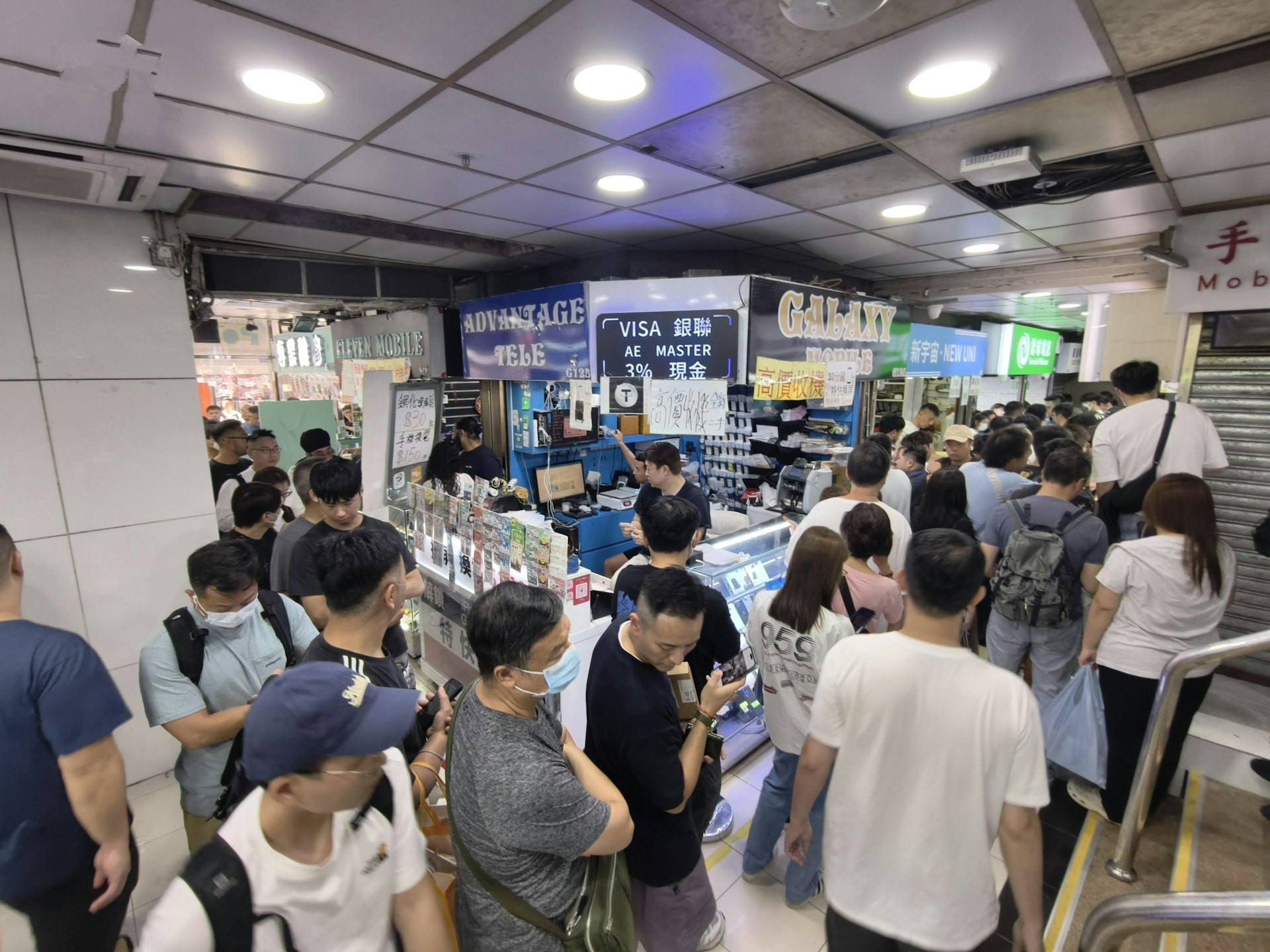 果迷凌晨排隊等iPhone18開售-有人搶購10部料賺逾2萬元
