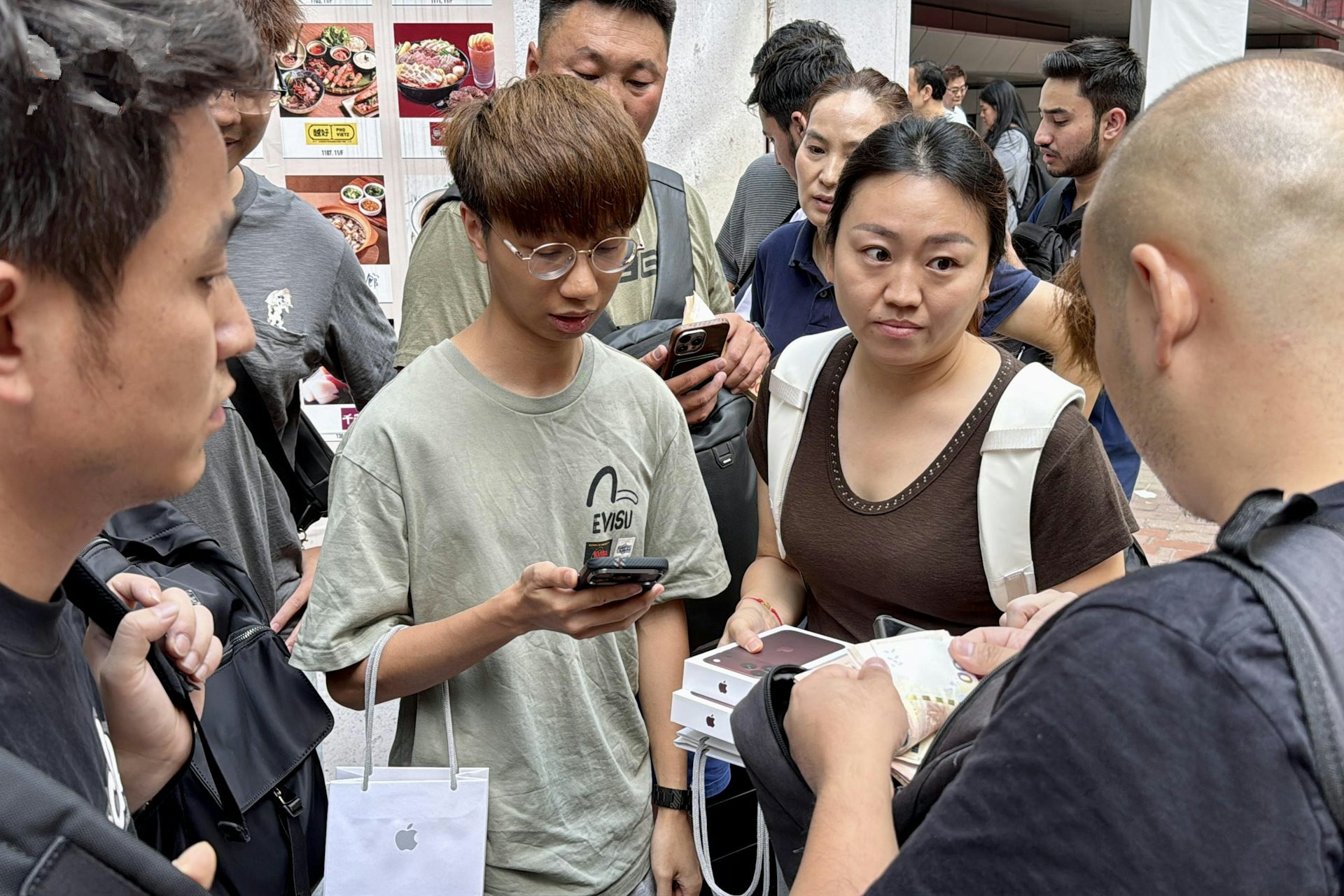 果迷凌晨排隊等iPhone18開售-有人搶購10部料賺逾2萬元