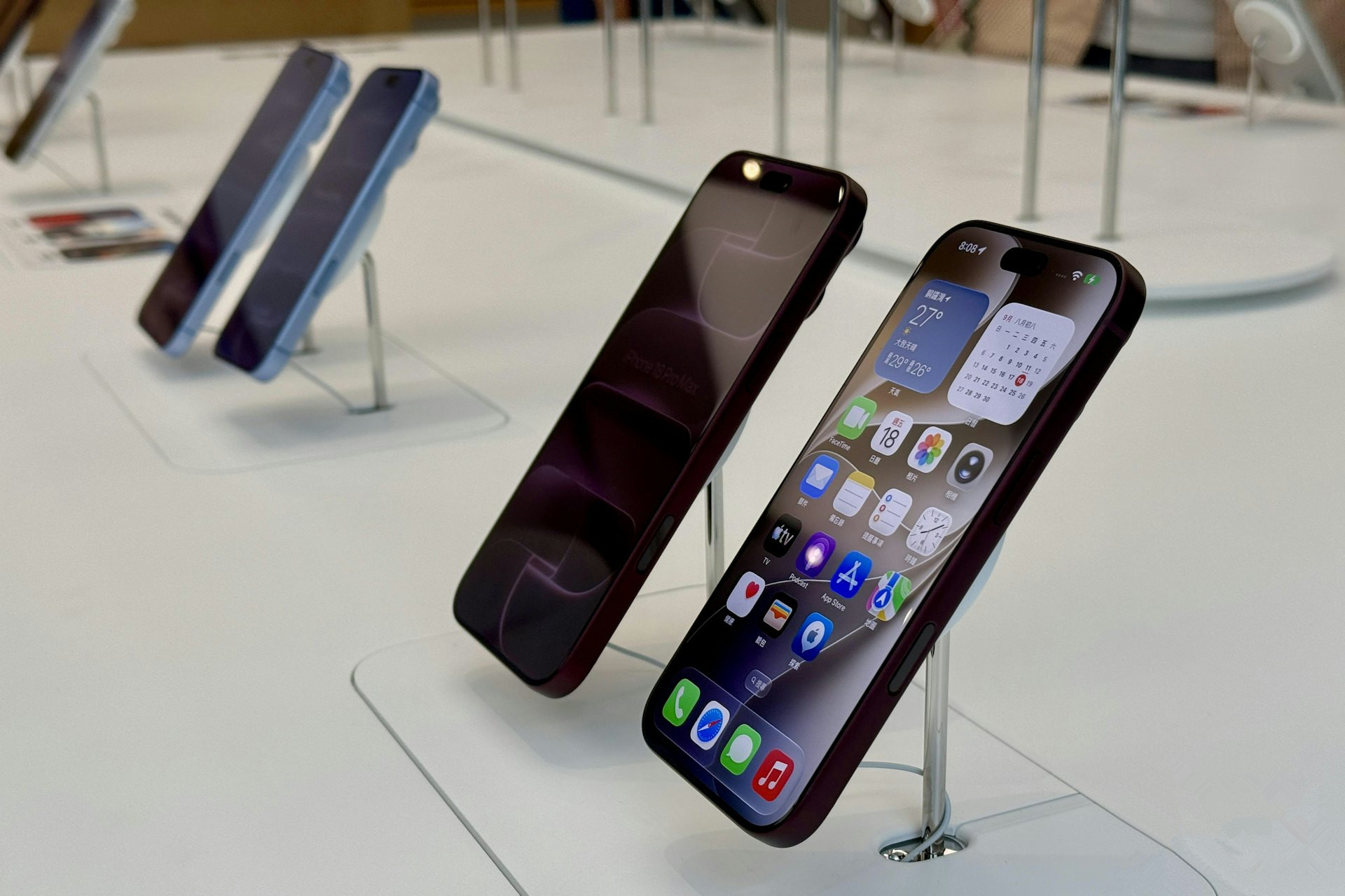 果迷凌晨排隊等iPhone18開售-有人搶購10部料賺逾2萬元