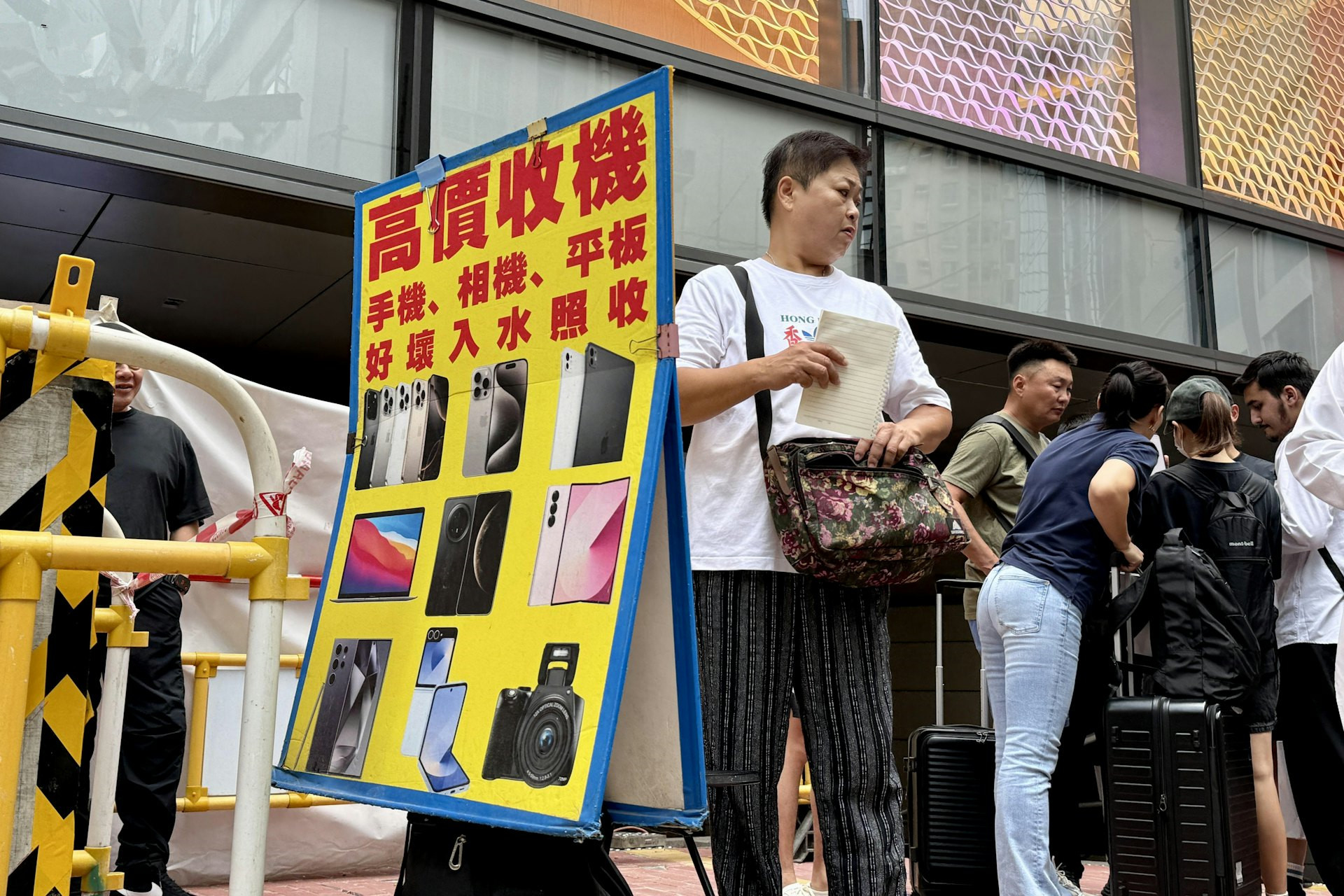 果迷凌晨排隊等iPhone18開售-有人搶購10部料賺逾2萬元
