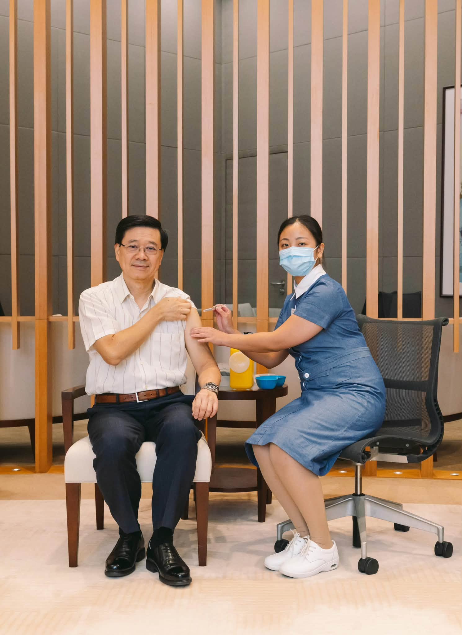 李家超率團隊接種季節性流感疫苗-籲市民盡早接種