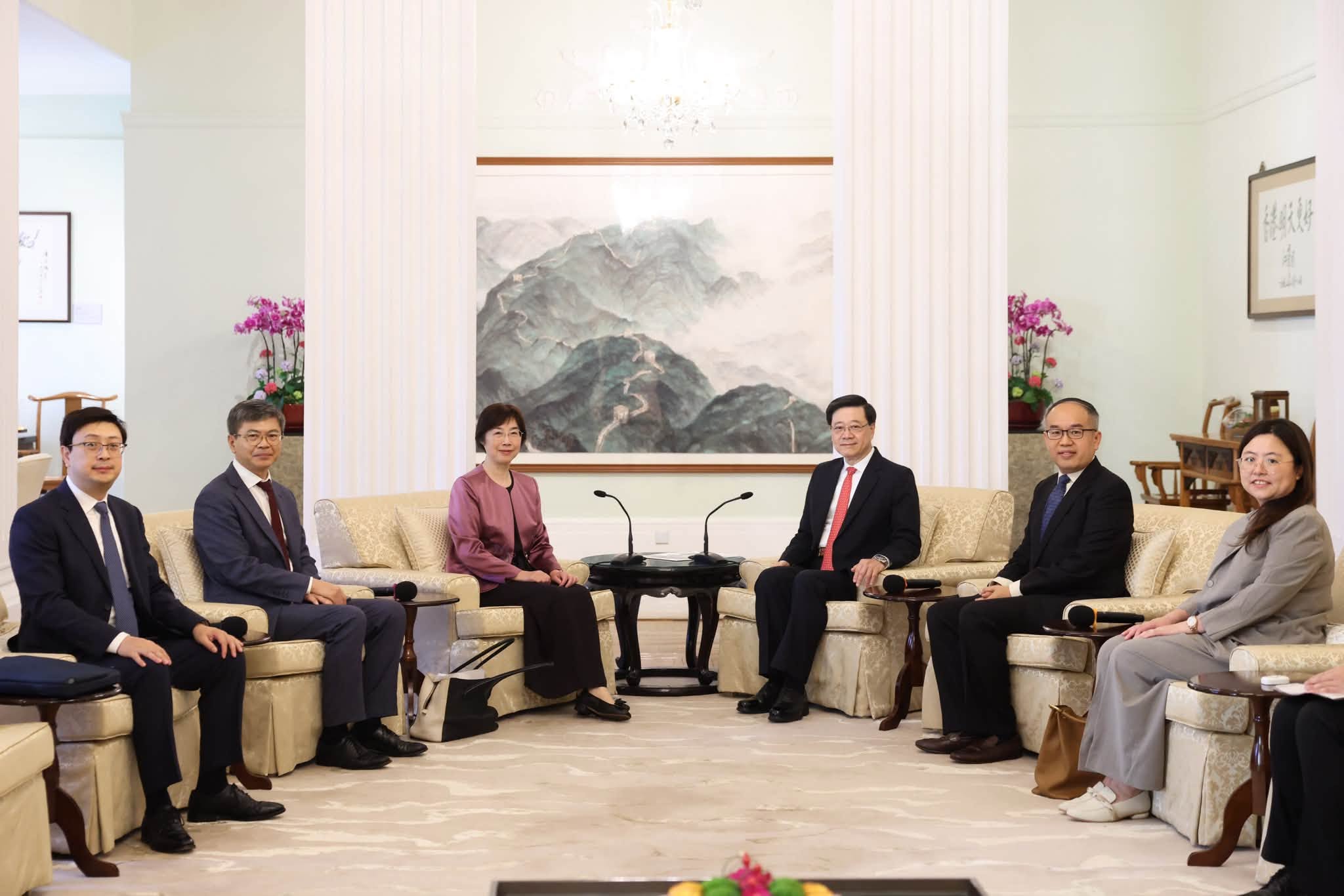 APEC財長會-李家超會晤亞投行行長鄒加怡-歡迎利用香港市場發行債券