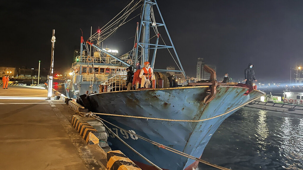 台當局以「越界」為由扣押大陸漁船　漁民拿掃把自衛