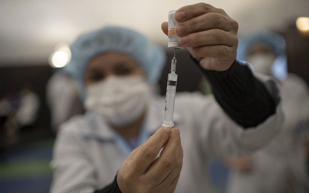 巴西日本疫情肆虐　同降低接種年齡至五及六歲