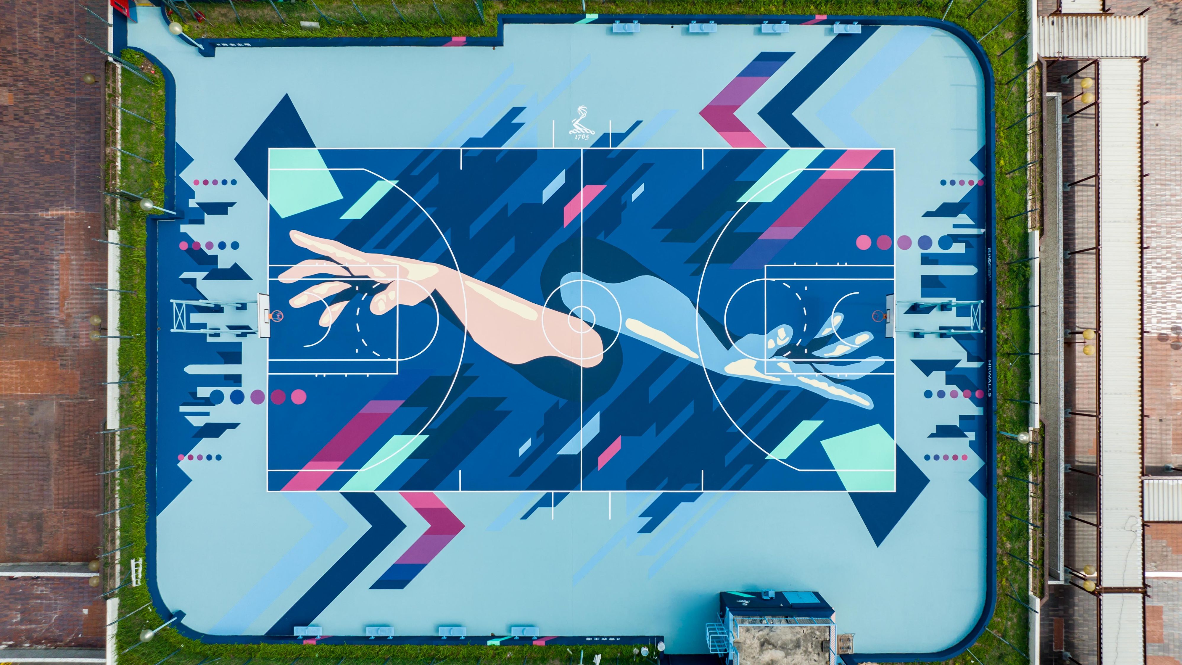 妙設計｜青衣天台籃球場換新裝！駐港街頭藝術家TAXA加入巨型彩繪元素   