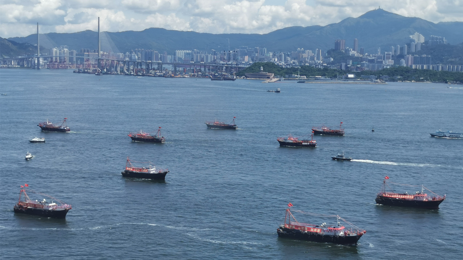 多圖｜25艘漁船維港巡遊　賀香港回歸25周年