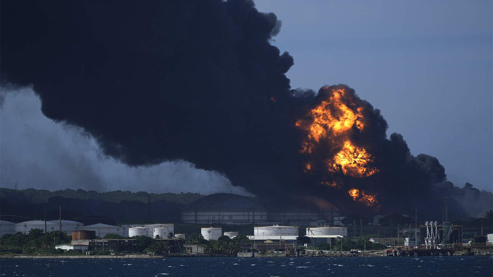 古巴油庫遭雷擊爆炸大火　1死121傷17消防員失蹤