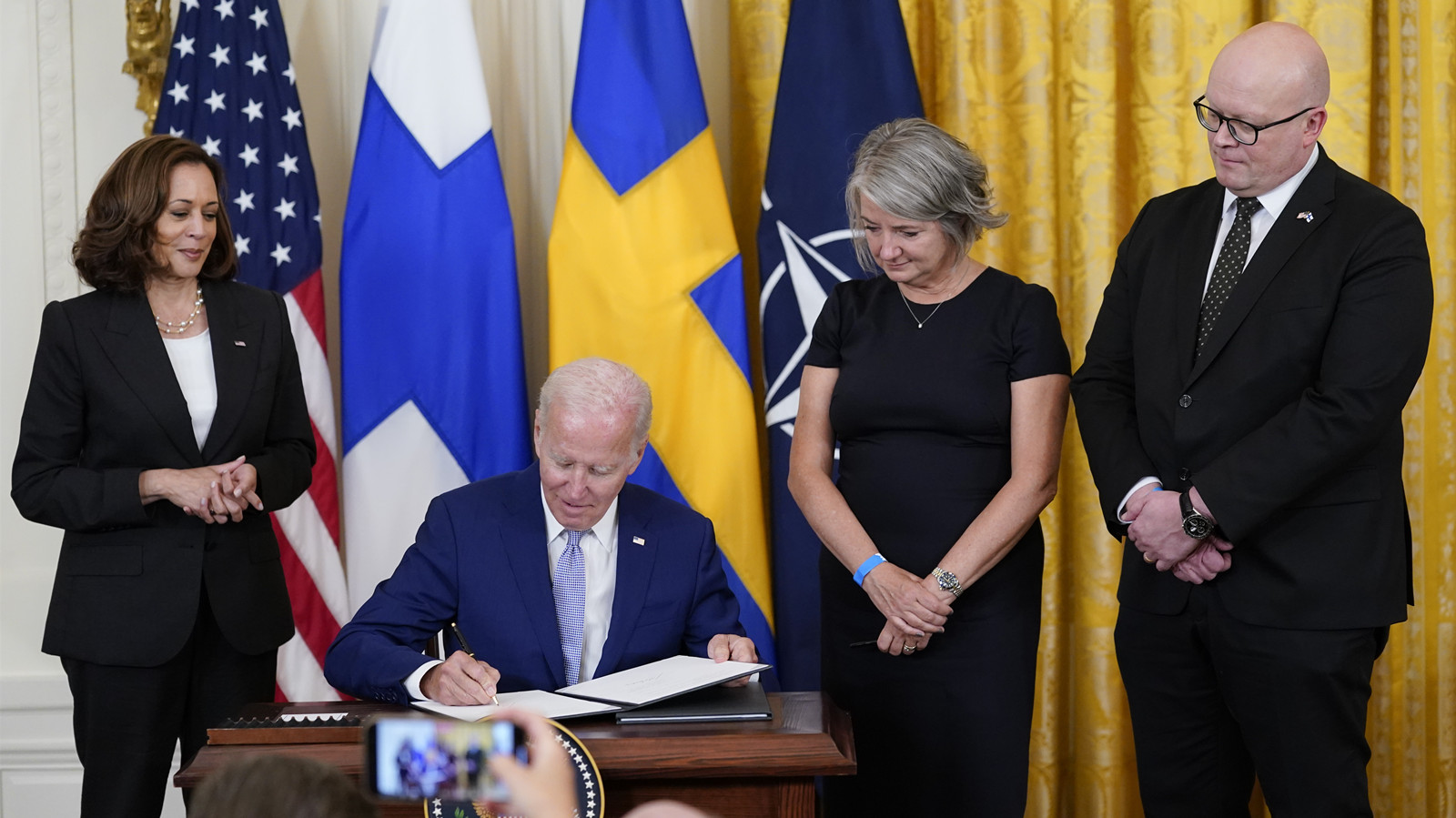 拜登簽署文件　批准美國支持芬蘭及瑞典加入北約  