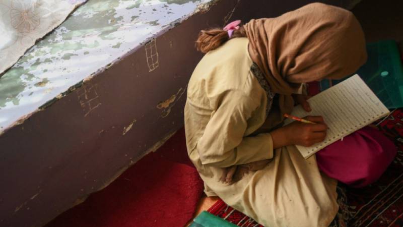 國際｜料阿富汗85萬女生失學 偷藏課本到廚房繞路上秘密學校