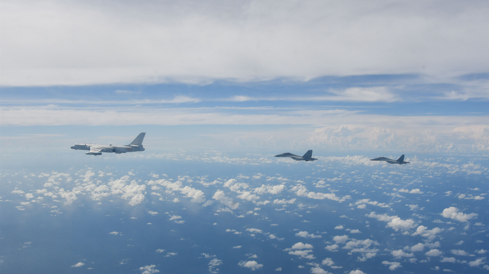 有片 ｜ 東部戰區宣布在台島周邊實戰化演練　戰機飛行員可俯瞰澎湖列島