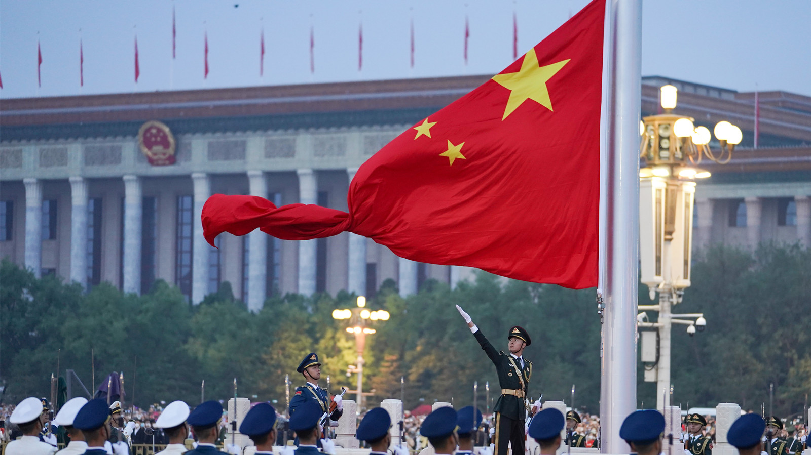 有片｜北京舉行國慶升旗儀式　大批市民夾道觀看