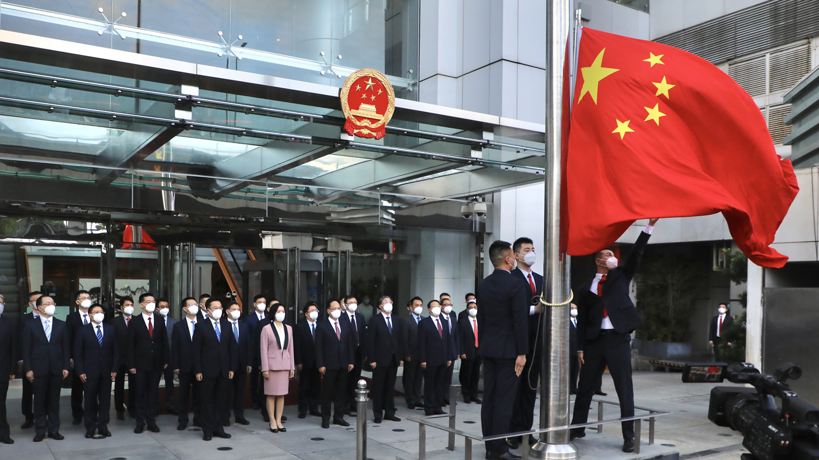 有片 | 中央駐港機構舉行升旗禮　慶祝中華人民共和國成立73周年