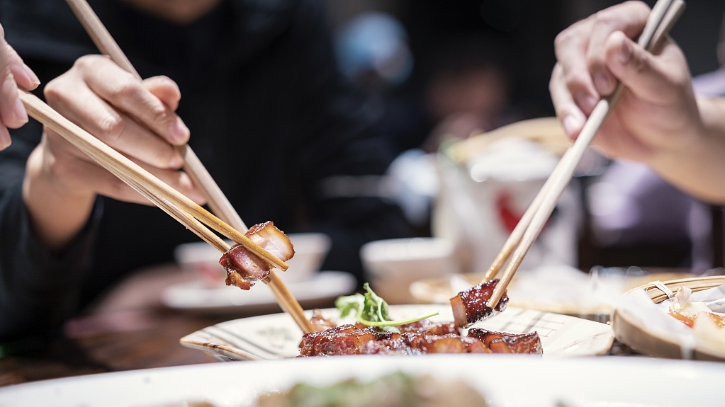 港人5大獨有飲食習慣：51%開餐食餸先！用筷子食薯片代表你後生？