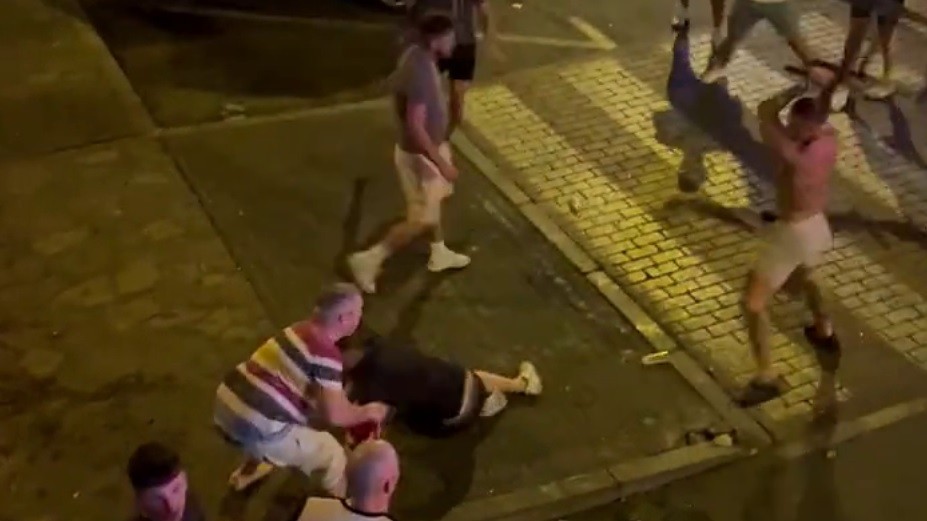 世界盃‧有片｜英威兩隊球迷酒吧外毆鬥　西班牙警方介入調查