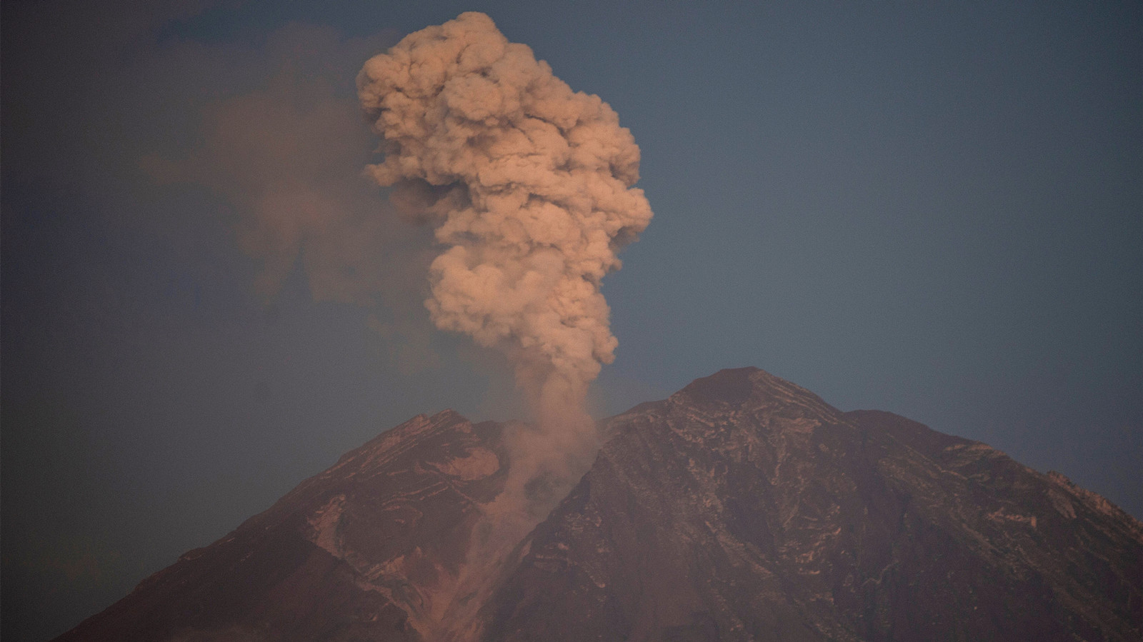 印尼東爪哇火山爆發湧濃煙灰燼　附近村莊2500居民需疏散