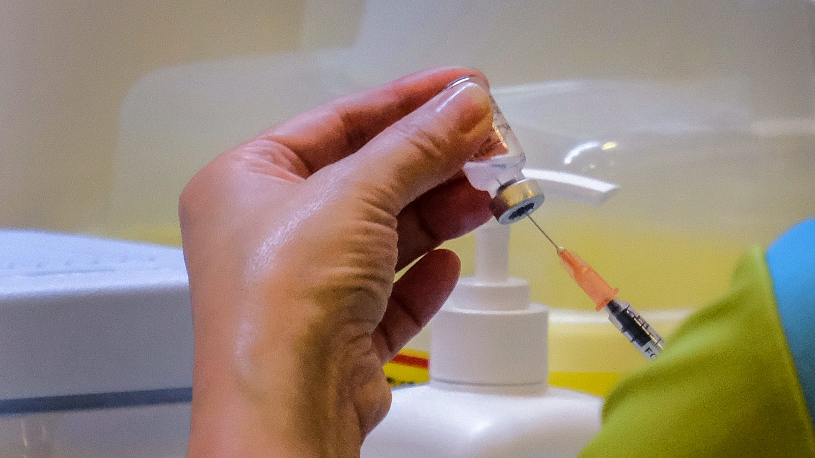 鍾南山引香港為例：防疫當務之急是接種疫苗　打加強針可大減死亡率