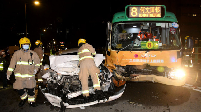 紅磡私家車與小巴相撞16人受傷送院　23歲司機涉危駕被捕