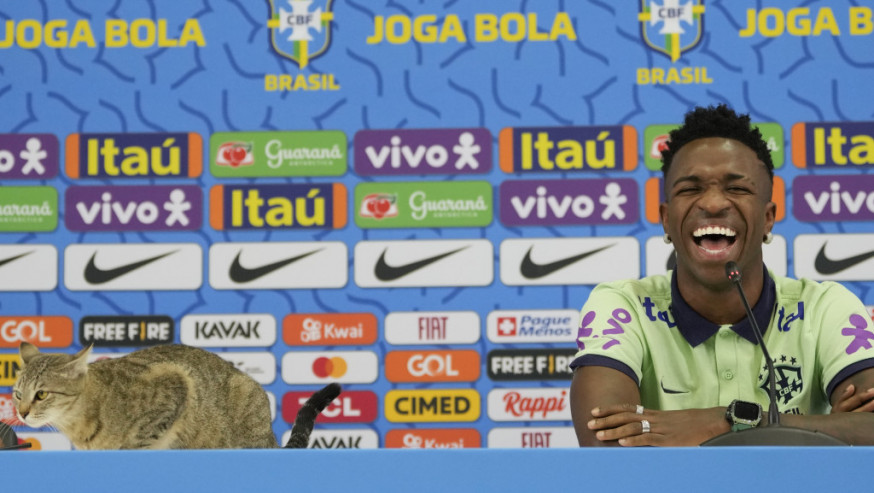 世界盃‧有片｜巴西職員隨手一扔亂入小貓　雲尼斯奧斯嚇窒「O嘴」