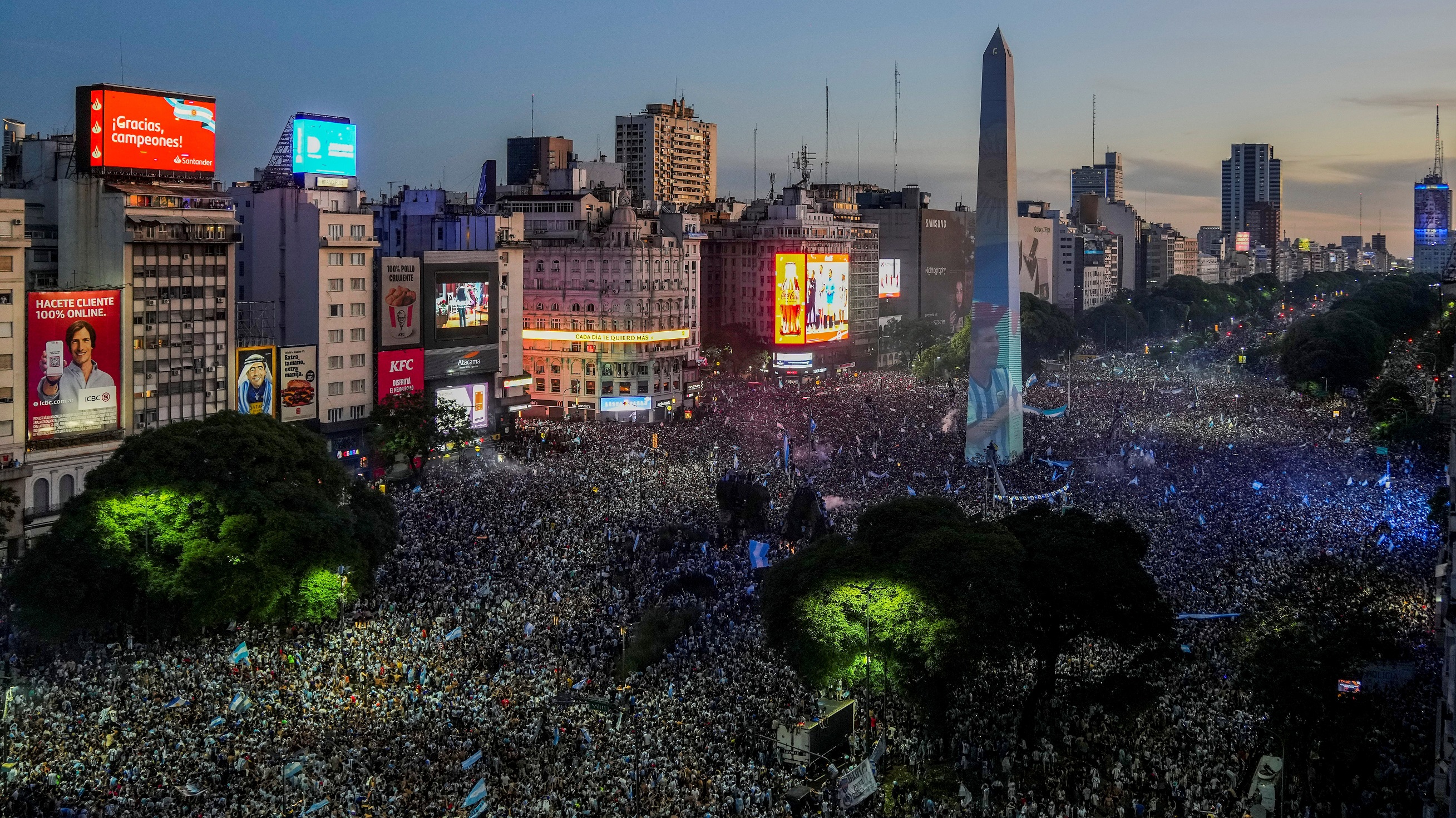 有片 | 美斯圓球王夢　200萬球迷塞爆阿根廷街頭慶祝舉國歡騰