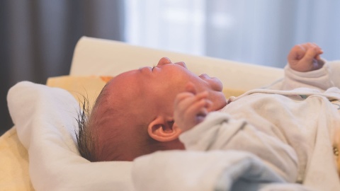 孩子狂哭沒法睡？專家：健康寶寶都會經歷「新生兒啼哭期」
