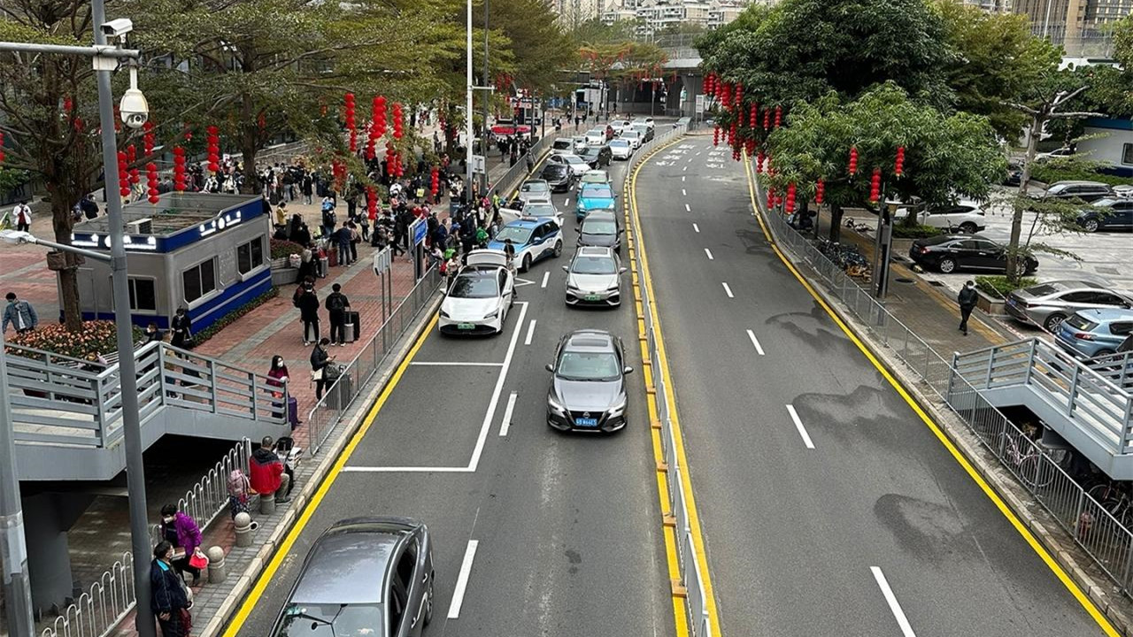 通關首日 福田口岸過關約花五分鐘工作人員向旅客贈送福袋