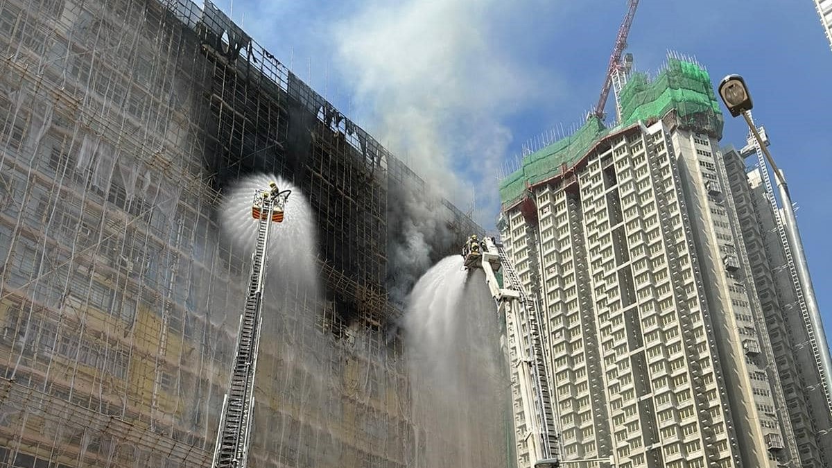新蒲崗工廈三級火受控一人傷　消防派四條喉及三隊煙帽隊灌救