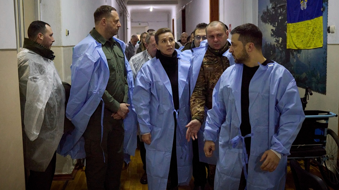 俄烏戰爭｜丹麥首相到訪烏南部城市尼古拉耶夫　與澤連斯基探望傷兵
