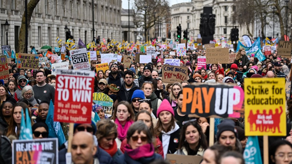 英國周三迎12年來最大規模罷工　50萬人參與逾八成學校臨時關閉