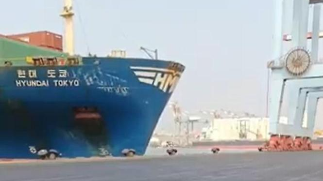 七萬噸貨輪高雄港直撞碼頭　引水人被檢出酒精反應