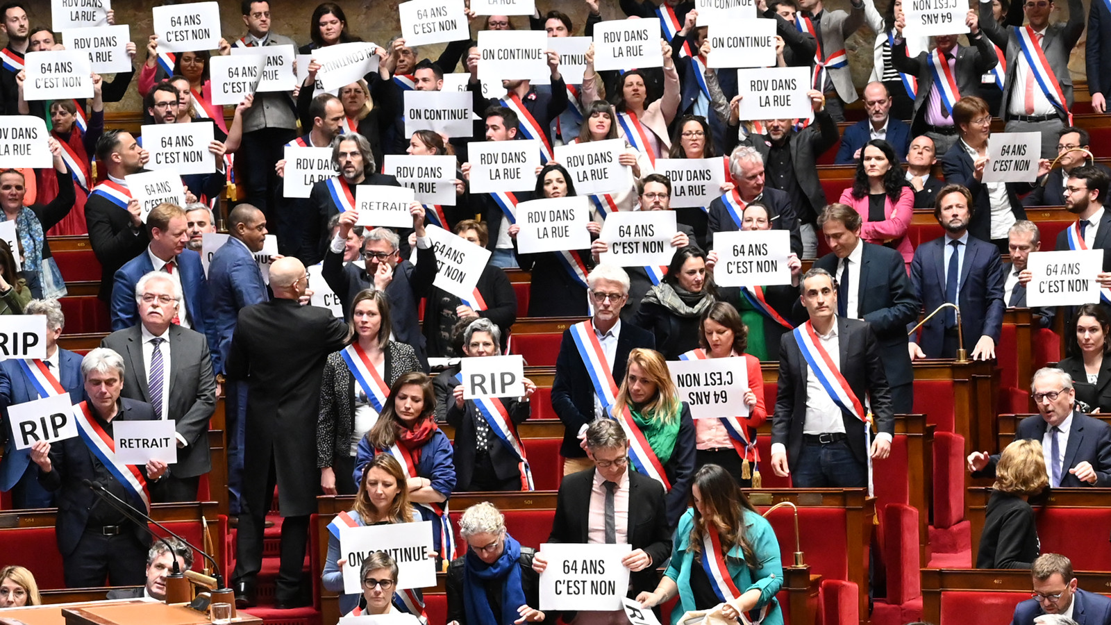 法國民議會不信任政府動議未獲通過　反對派揚言作街頭抗爭