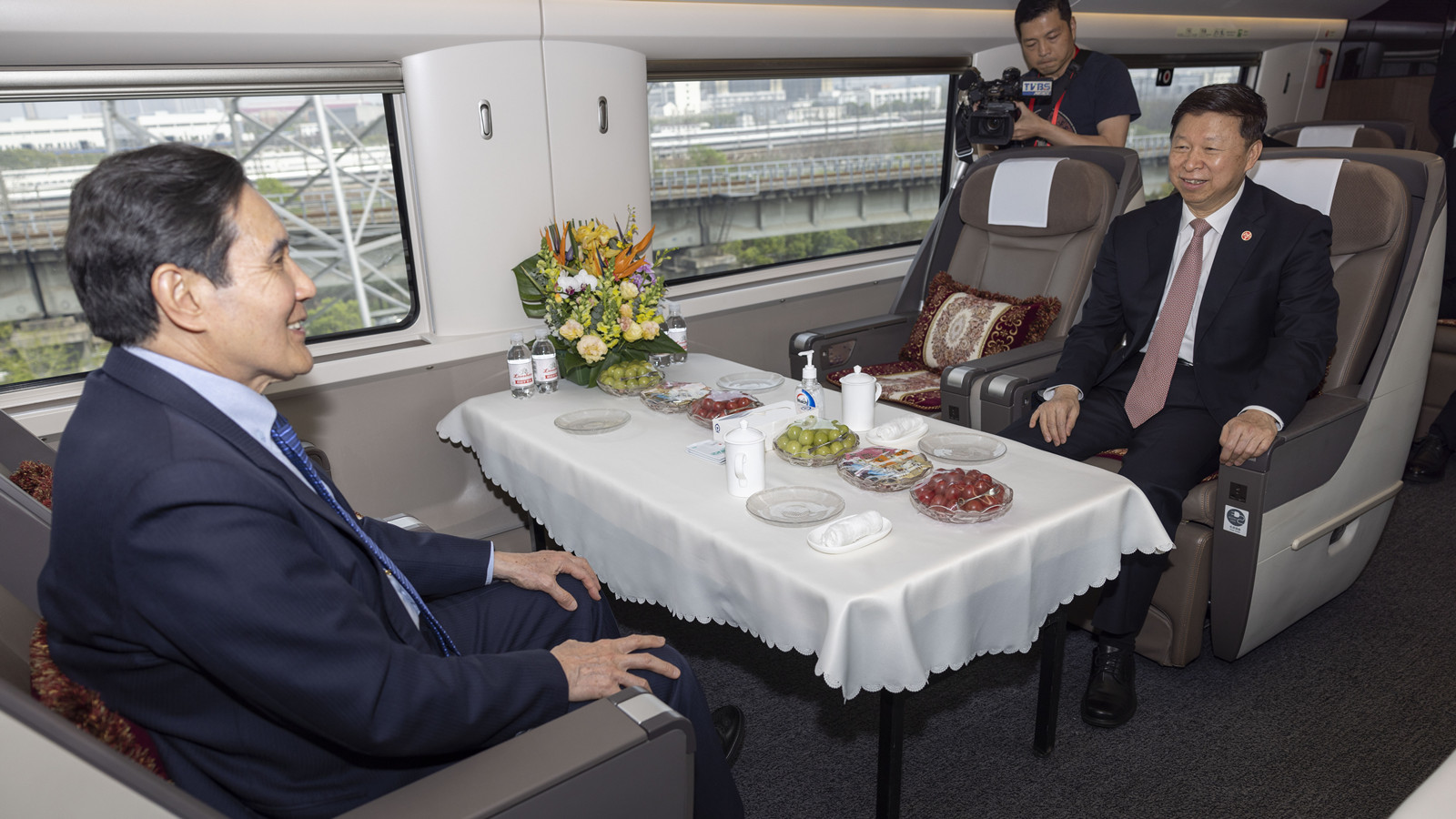 馬英九乘坐高鐵到長沙　稱讚「非常舒適平穩」