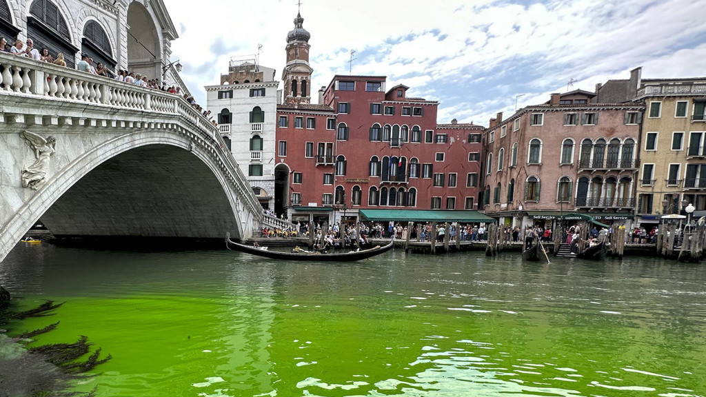 威尼斯運河水變螢光綠　環團否認涉案當局抽驗水質