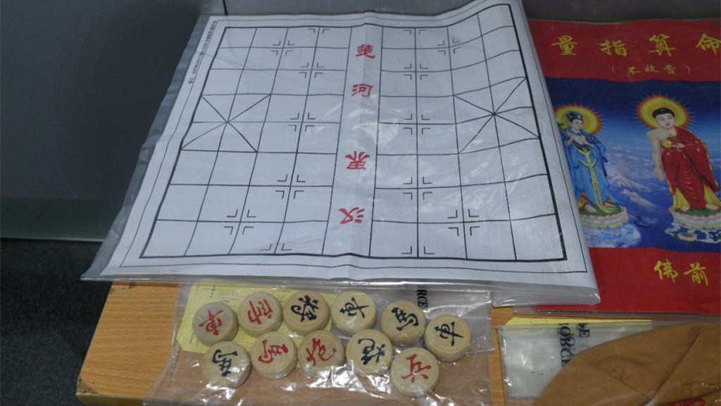 涉擺象棋殘局掠兩長者近萬元財物　警拘三內地漢檢道士袍護身符