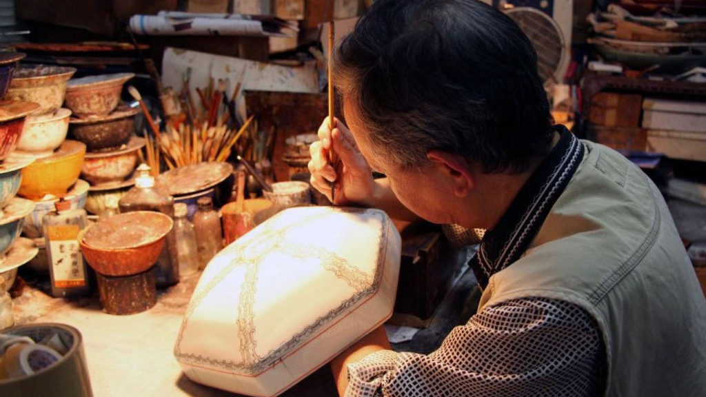逝者｜粵東磁廠最後一位全手繪廣彩技師逝世-50年間繪畫數以千計作品