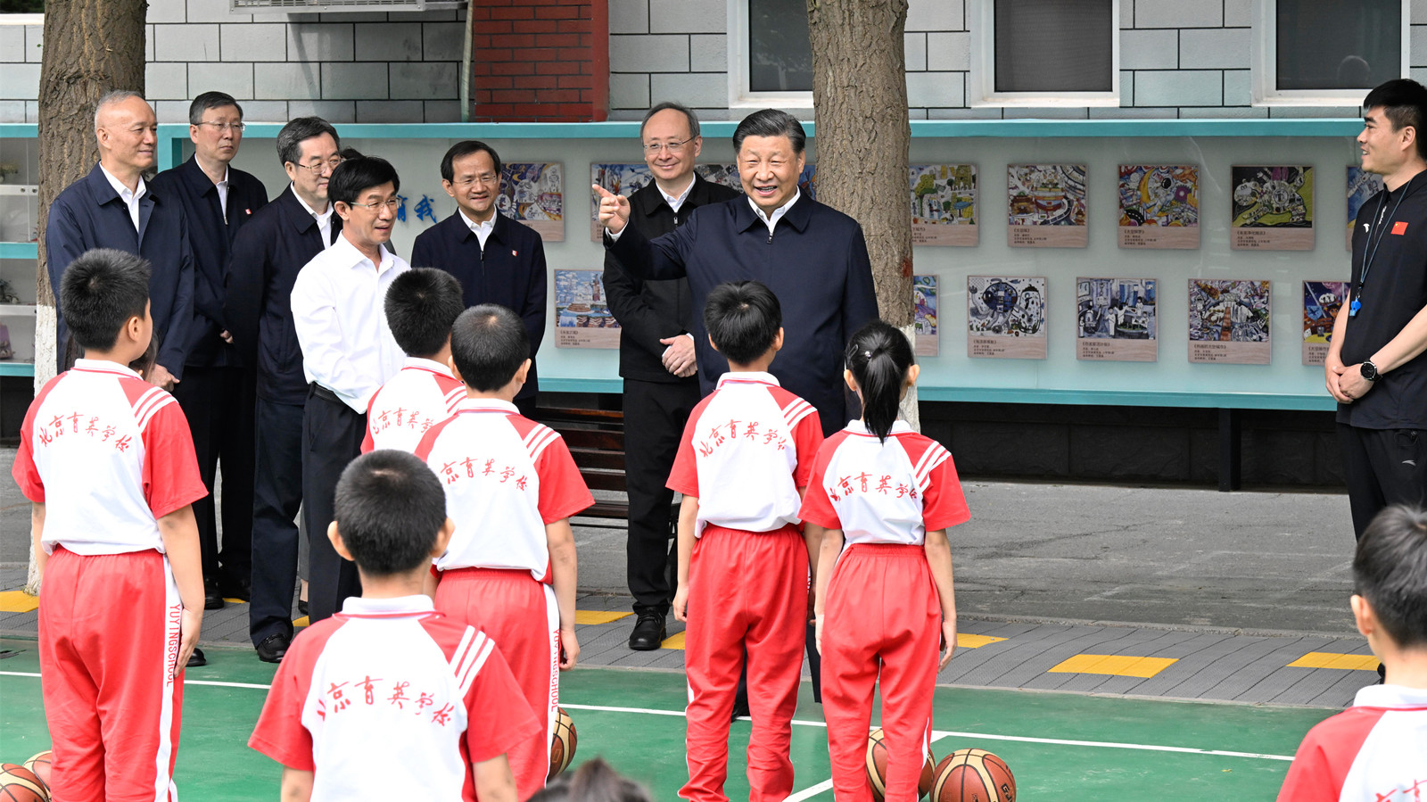 習近平考察北京育英學校　祝全國少年兒童「六一」國際兒童節快樂
