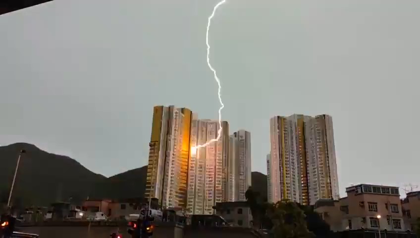 有片｜閃電劃破長空　屯門和田邨疑有單位數度遭雷劈中