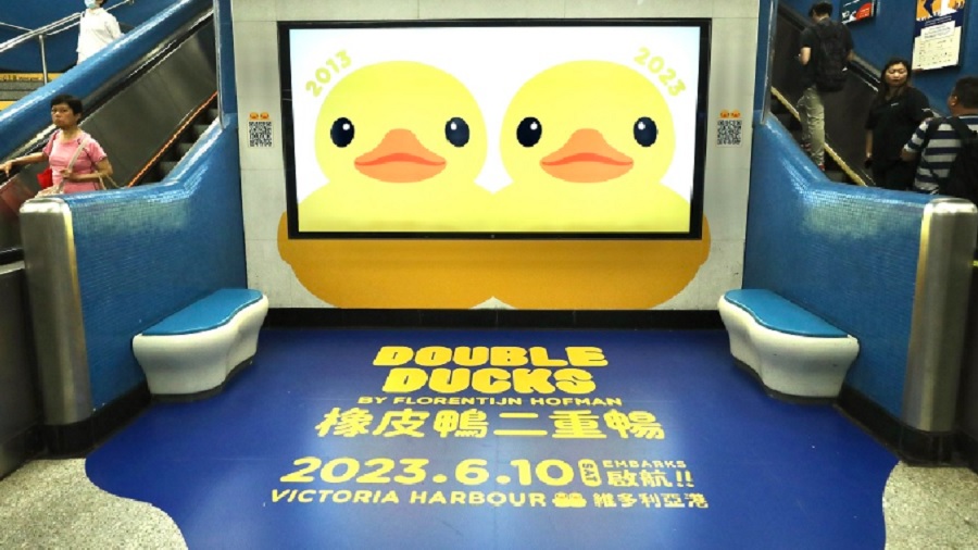 圖輯｜巨型橡皮鴨打孖重臨香港　18個港鐵車站有得睇
