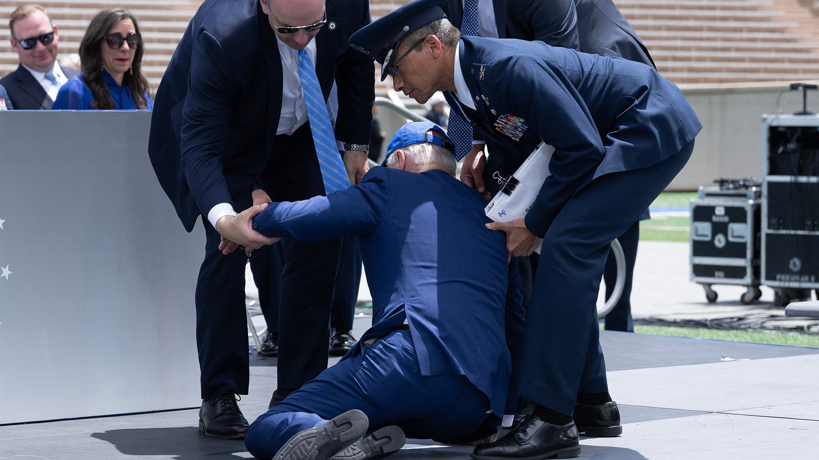 拜登出席空軍學院畢業禮絆倒　致辭稱不尋求與中國衝突或對抗