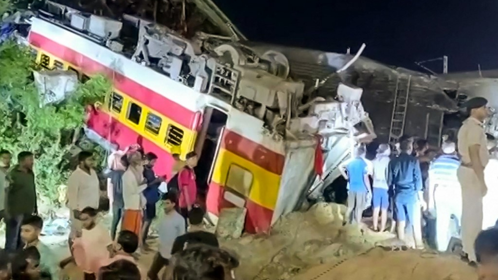 印度兩載客列車出軌相撞　已致至少233死900傷