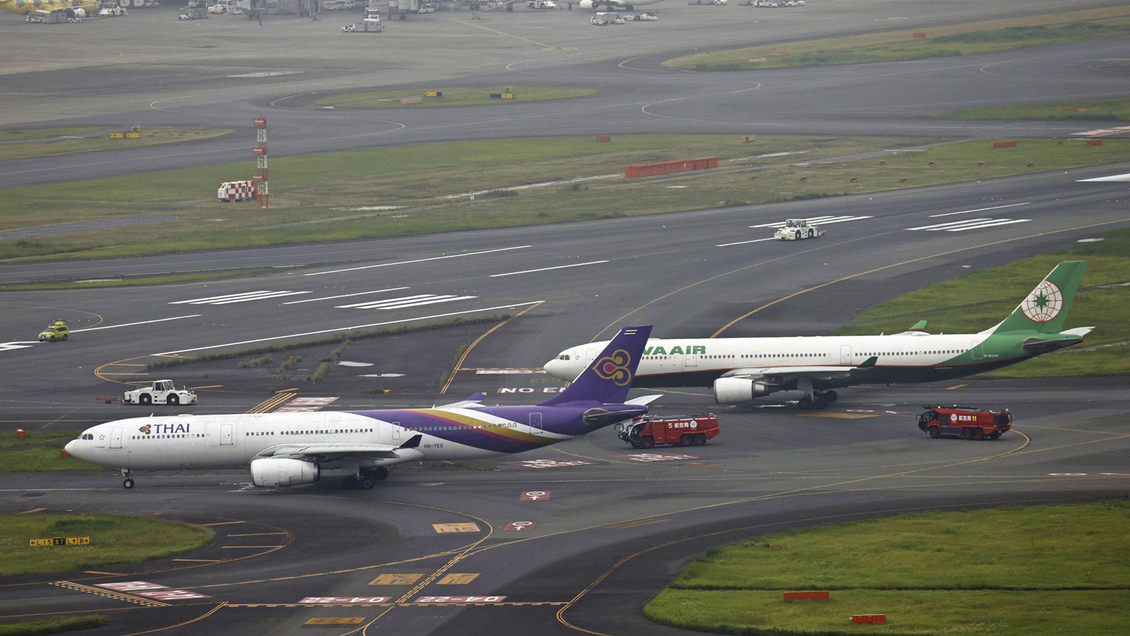 泰航與長榮客機羽田機場起飛前碰撞　機翼損毀無人傷亡