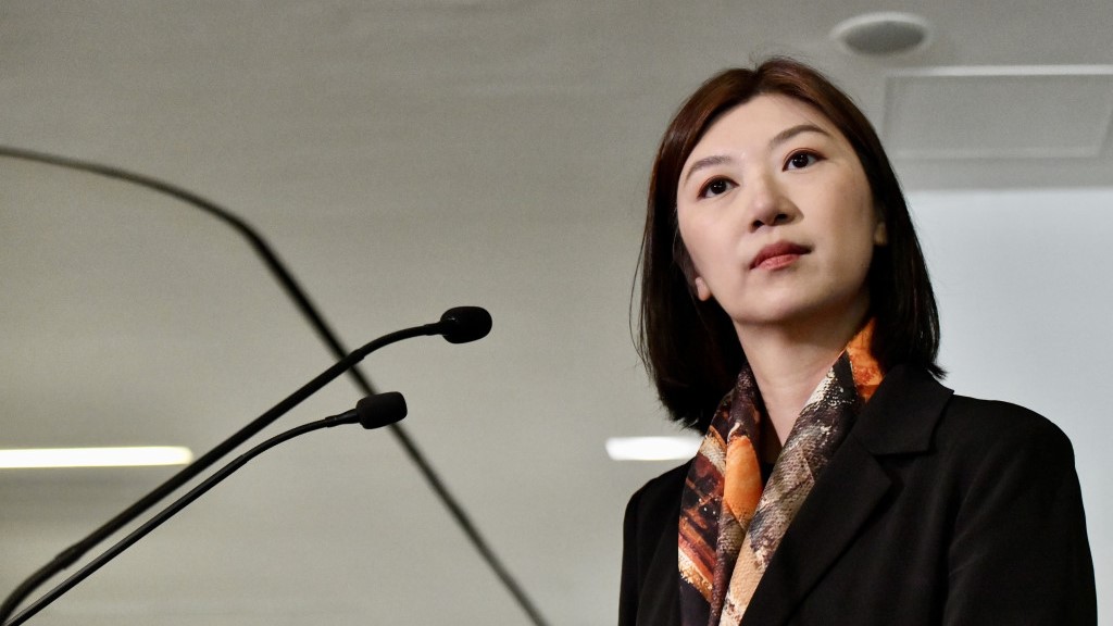 23條立法|容海恩:不清楚袁彌昌與袁弓夷聯絡情況 稱相信丈夫不會誤墮法網 23條立法|容海恩:不清楚袁彌昌與袁弓夷聯絡情況 稱相信丈夫不會誤墮法網