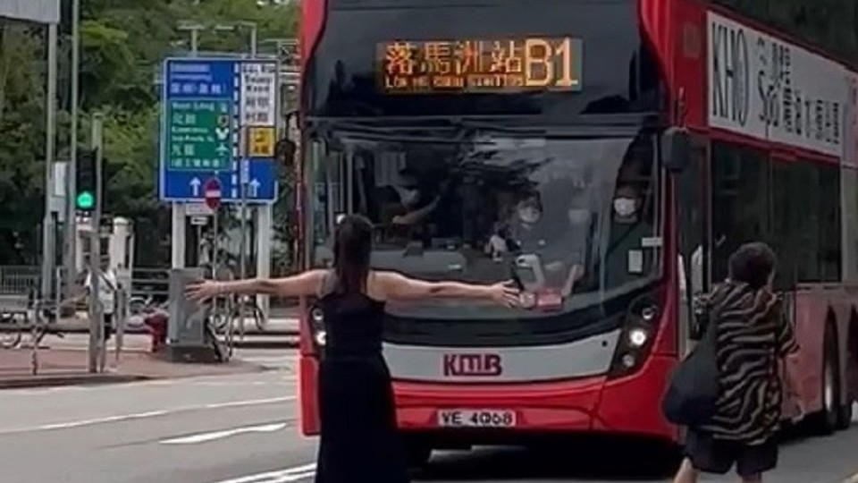 熱話-有片-女子不滿B1巴士客滿-飛站-馬路攤開雙手阻開行-網民-警方要做野
