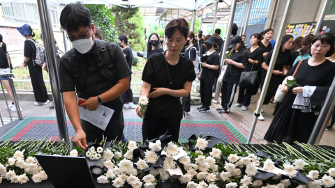 南韓小學教師疑不堪學生家長騷擾自盡　全國教師集體追悼敦促查明真相