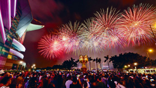 Opinion----A-tale-of-two-returns--fireworks-and-Mainland-tourists-in-Hong-Kong