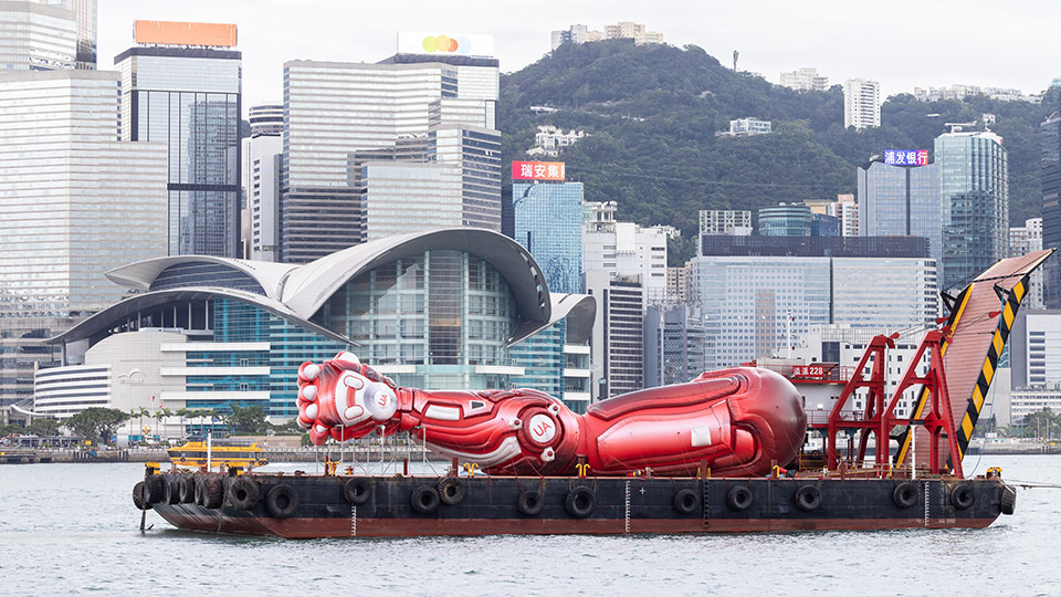 網絡熱話-維港海上謎之巨型機械臂原來非Iron-Man-全長36米9月限定打卡展品