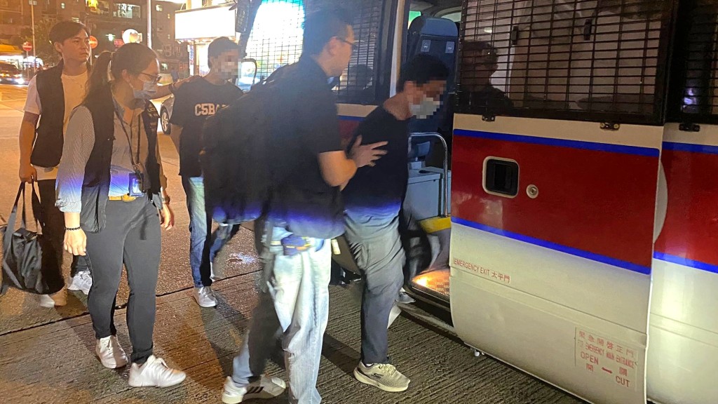 警方搜查油麻地一單位-搗破懷疑武器庫拘四男