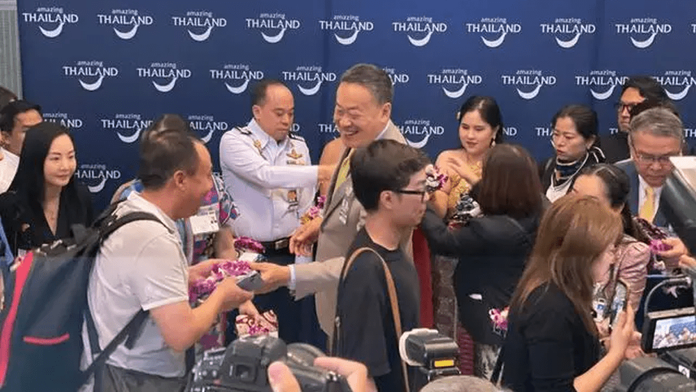 首批免簽中國遊客抵曼谷-泰國總理賽塔親赴機場迎接