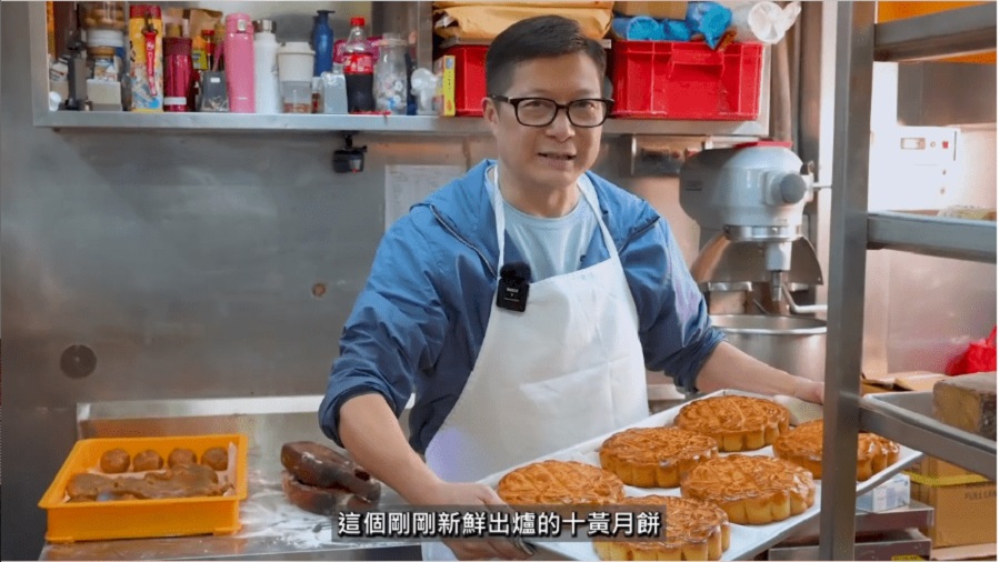 有片｜鄧炳強到元朗老字號餅店學製十黄月餅　自稱「阿強整餅」成品與同事分享