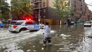 極端天氣-暴雨下紐約淪澤國-地鐵停駛航班大亂全市進入緊急狀態